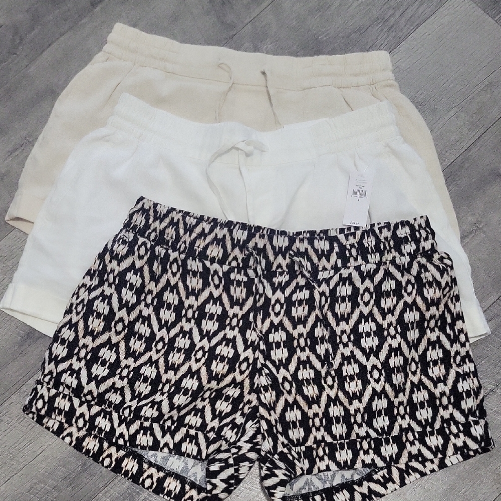 Old Navy Women's Athletic Shorts - Patterned, White, and Cream